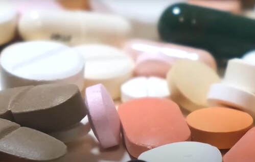 смесь разноцветных таблеток